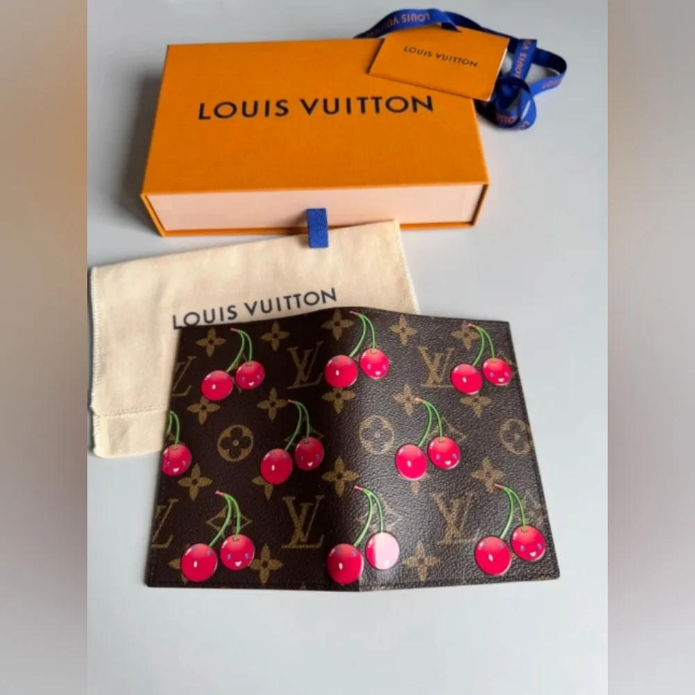Louis Vuitton Passport Cover - Picture 4 of 8